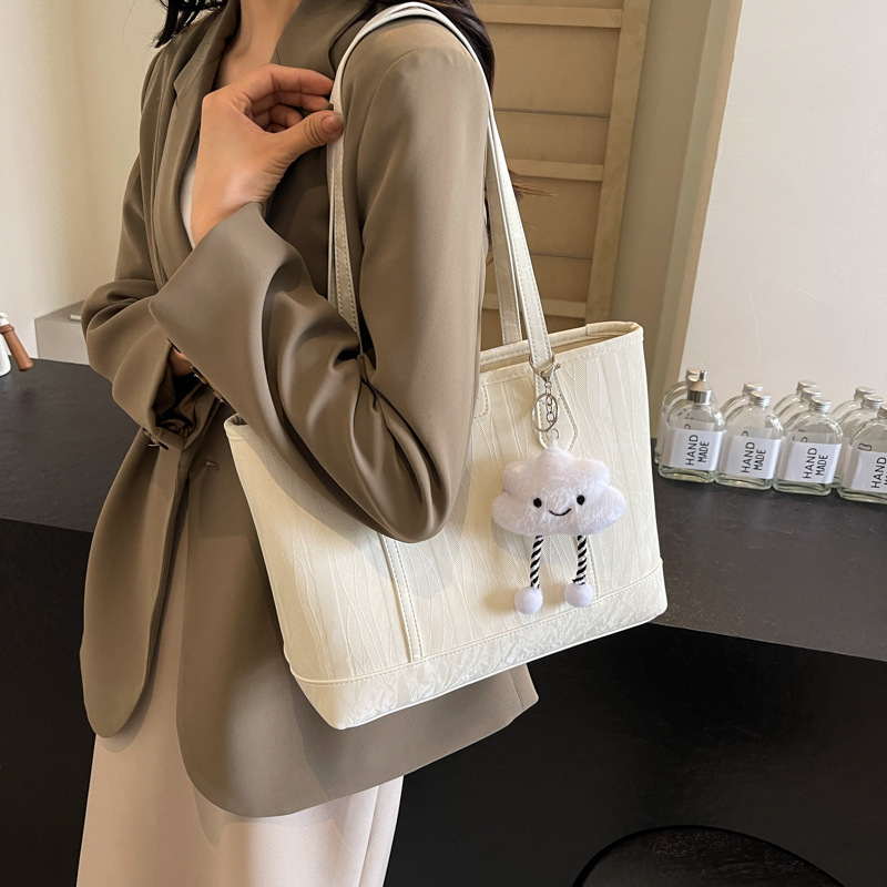 Tote bag, large-capacity single-shoulder bag, hand-carry, stylish and casual bag, young and individualistic, 2024 new trendy large bag Application Scenario