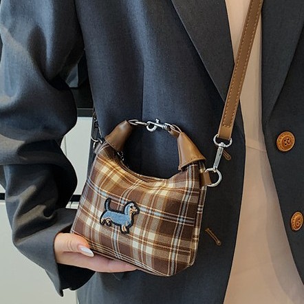 This is a new spring 2025 fashionable, versatile, niche and high-end single-shoulder bag for women, featuring a contrasting color checkered bucket full figure