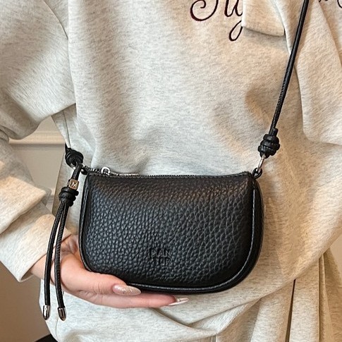 High-end women's saddle bag, motorcycle 2025 new style, trendy, casual and versatile, Instagram niche crossbody bag for women Application Scenario