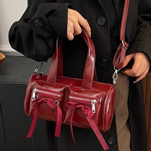 Korean-style bow hand-held bag with a girlish texture, retro and versatile baguette bag, a niche, simple and lightweight single-shoulder crossbody bag, trendy Application Scenario