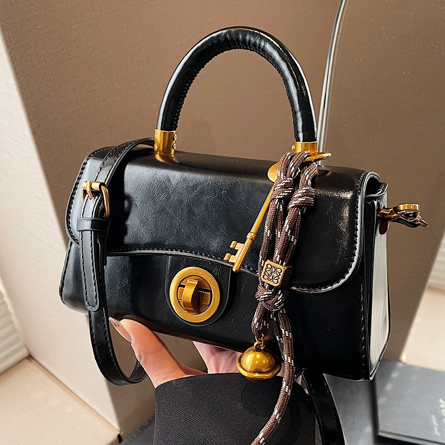 High-end oil wax leather retro bag for women 2024 new style, trendy and versatile crossbody bag, fashionable single-shoulder hand-carry small square bag full figure