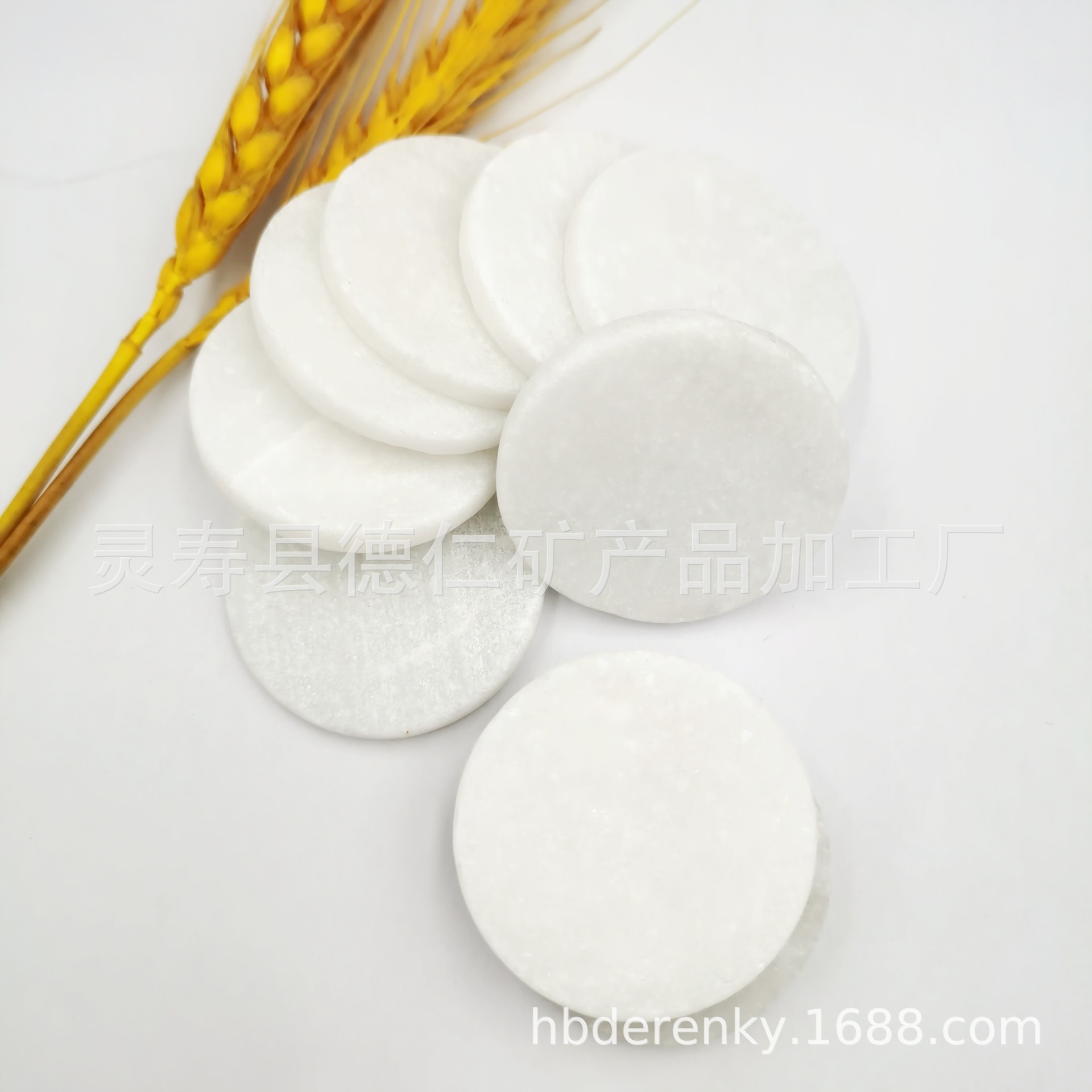 White regular round pieces of painting stones are in stock. Oval-shaped regular flat stones and pebbles are available for DIY painting rough stones details Picture