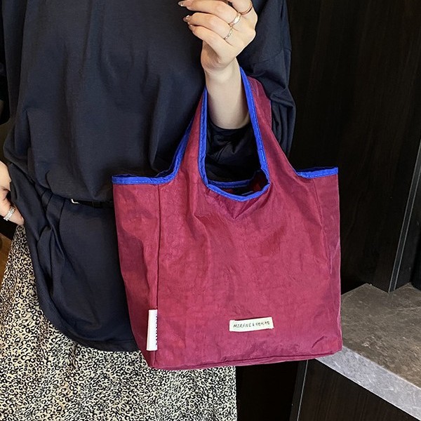 Korean casual large-capacity bucket bag for women 2025 summer, simple nylon fabric single-shoulder bag, shopping bag, handbag Application Scenario