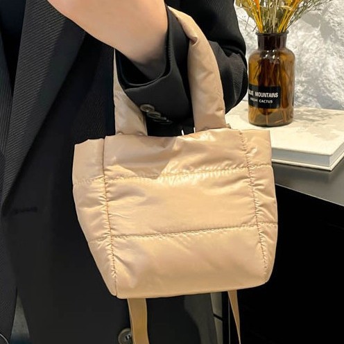 New versatile handbag for autumn and winter, with a diamond-patterned soft surface, lightweight handbag, exuding a sense of luxury. The cotton-padded jacket bag features a simple Korean style full figure