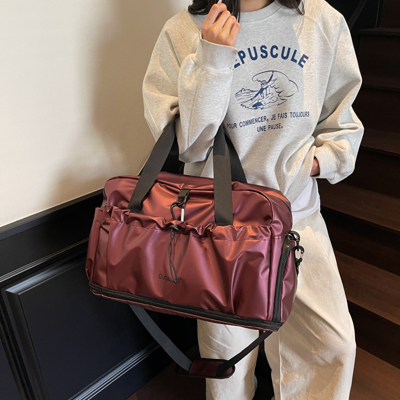 The dry-wet separated fitness bag can be used for short business trips. The travel bag with a handle can be extended. It is a simple and casual carry-on bag full figure