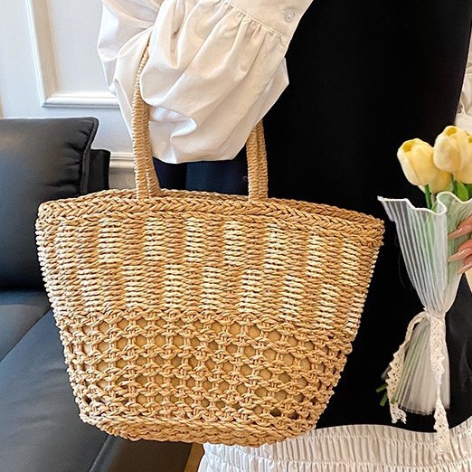 This is a new spring single-shoulder handbag featuring a fashionable and unique woven striped color-blocking silk scarf for women Specification drawing
