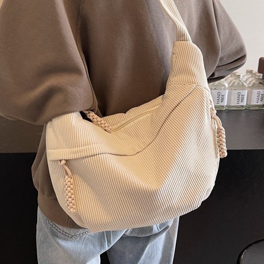 Corduroy bag for women, large capacity 2024 new model, high-end texture, niche design, single-shoulder crossbody commuting dumpling bag Application Scenario