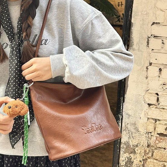 A versatile autumn and winter retro large-capacity new tote bag, a Korean ins style large-capacity single-shoulder bag, and a fashionable bucket bag details Picture