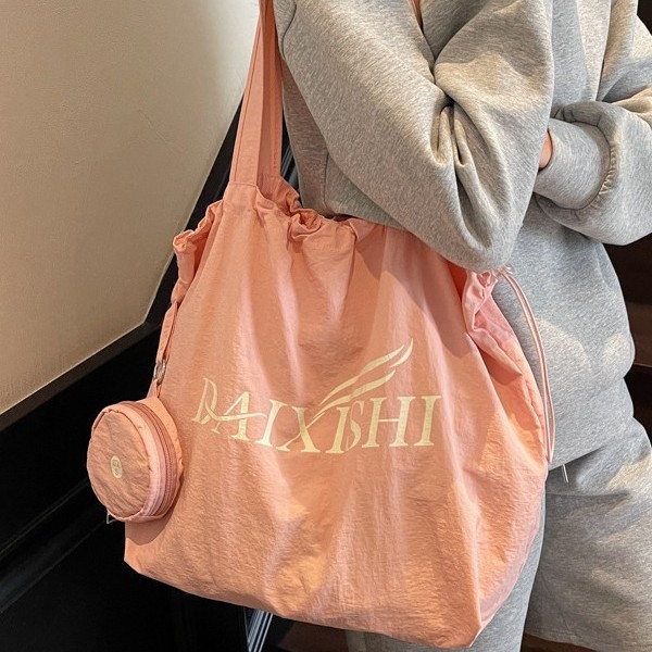 Canvas bag, portable for daily use, ins artistic large-capacity single-shoulder bag, fashionable Japanese style, versatile bag for class commuting and students Application Scenario