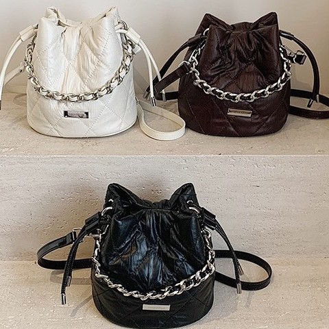 This is a high-end, niche diamond-shaped chain bucket bag for women, new style in 2025. It's a trendy and fashionable single-shoulder crossbody small bag this year full figure