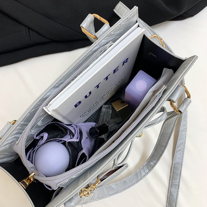 Large-capacity women's autumn and winter 2024 new style versatile crossbody badge pain bag, high-end hand-held commuter tote bag Application Scenario