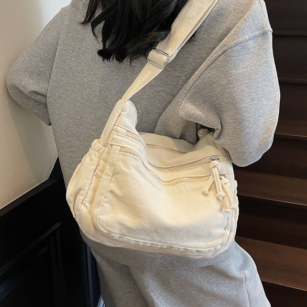 This year, the new spring fashion fabric bag and single-shoulder bag for casual women in 2025 are popular, as well as the crossbody bag for commuting to school Application Scenario