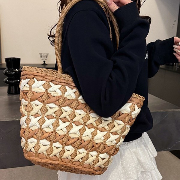 French retro straw woven bag for women's spring and summer new seaside vacation beach woven bag, country style large capacity handbag Application Scenario