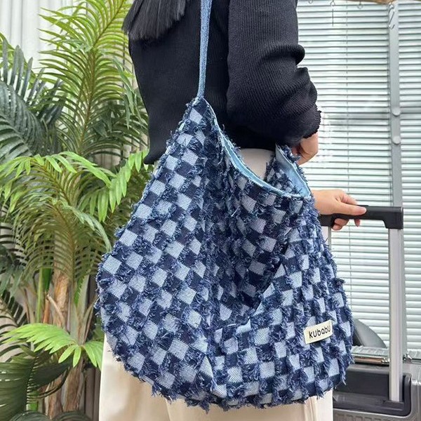 A niche design denim bag for college students' class, a new large-capacity commuter tote bag for women in spring 2025 details Picture
