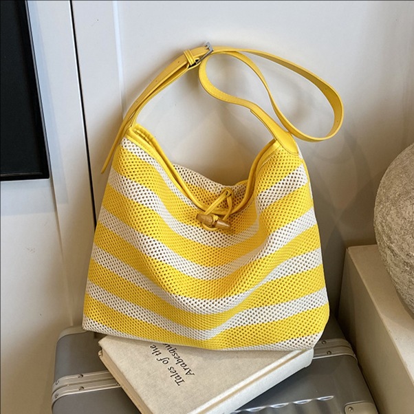 A new 2025 summer collection of simple and casual woven bags for women's beach play and vacation, a laid-back striped single-shoulder crossbody bag full figure