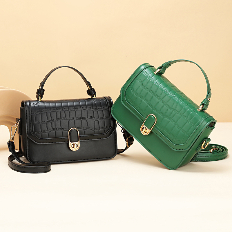 The 2022 autumn new stylish and versatile small square bag for women is a retro, fashionable and casual single-shoulder crossbody bag for ladies details Picture