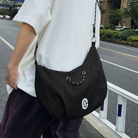 Crossbody bag for men and women, forest-style personalized nylon dumpling bag, large-capacity casual single-shoulder bag, college student class bag Application Scenario
