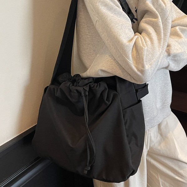 Japanese and Korean ins large-capacity sports crossbody bag, versatile single-shoulder bag for boys and girls, yoga and fitness crossbody bag details Picture