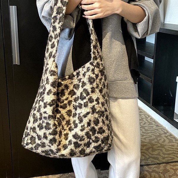 2024 New Korean InS-style woolen fabric, large-capacity single-shoulder underarm crossbody bag, woolen bag, cross-border leopard print Application Scenario