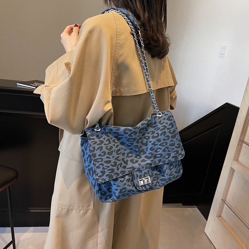 2024 New single-shoulder crossbody chain bag, fashionable autumn and winter tote bag, casual commuting, large capacity leopard print bag for women full figure