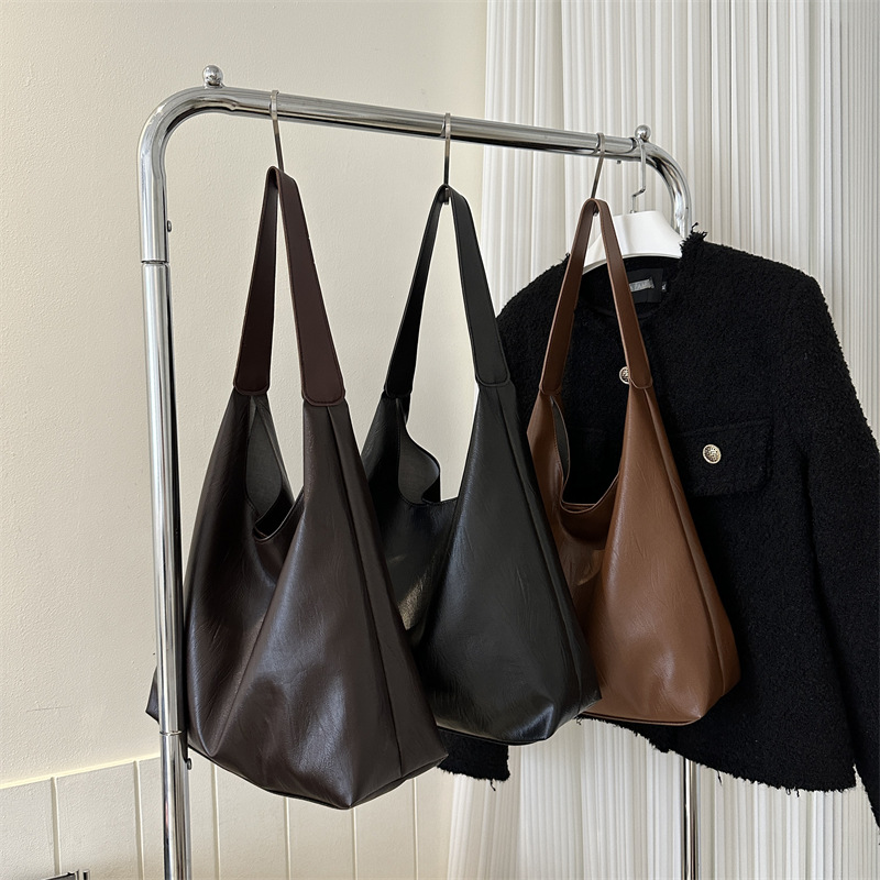 A large-capacity, fashionable and high-quality soft leather commuter bag for women's 2023 autumn and winter, a versatile single-shoulder underarm tote bag Application Scenario