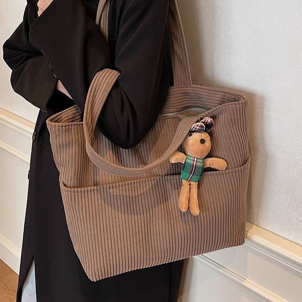 The new corduroy single-shoulder bag for autumn and winter is fashionable and versatile. The large-capacity corduroy gentle style underarm bag is a retro bag full figure