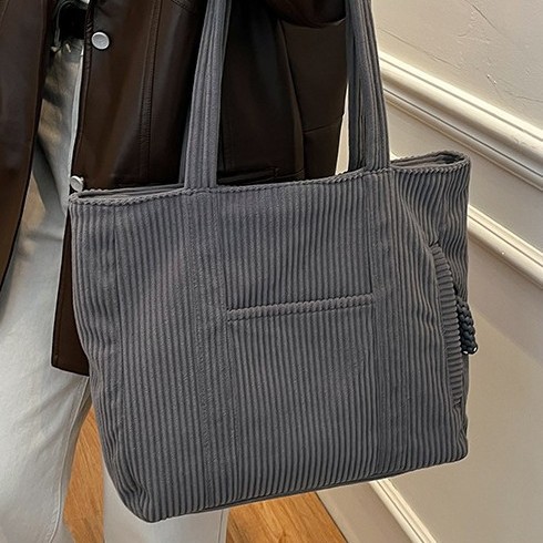 Corduroy large-capacity tote bag, women's commuting to work fabric bag, student class single-shoulder handbag, simple crossbody bag Application Scenario