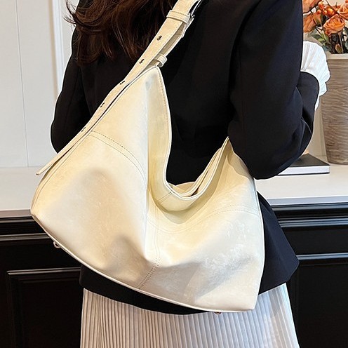 This high-end women's bag is a new 2024 trendy and fashionable crossbody bag with a large capacity and versatile quality. It is a casual single-shoulder bag Specification drawing