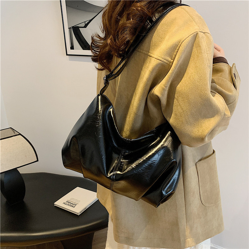 A retro and niche underarm bag for women in 2024, a versatile and high-end single-shoulder crossbody bag full figure