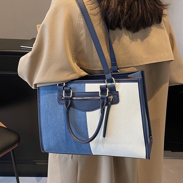 A popular large-capacity denim underarm briefcase women's bag for 2024, a new spring stylish patchwork single-shoulder commuter bag details Picture