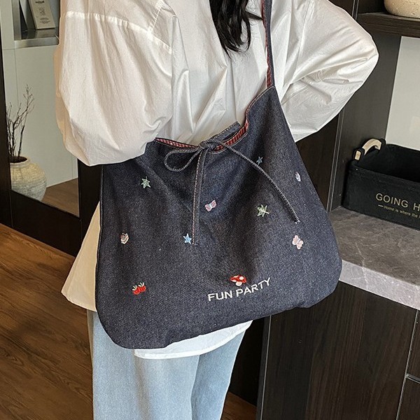 2025 New denim dual-purpose single-shoulder bag for girls, cute embroidered single-shoulder crossbody bag, portable large-capacity student schoolbag Application Scenario