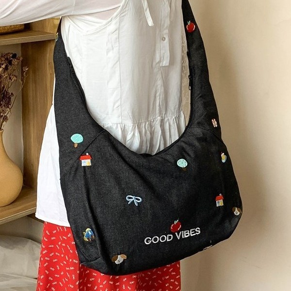 A new large-capacity student class bag with Japanese school style embroidery and a casual and artistic single-shoulder tote bag full figure