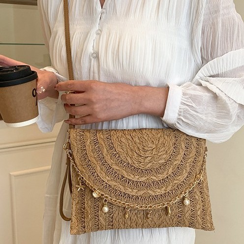This is a new, trendy and versatile Instagram-textured crossbody bag with a soft surface and casual envelope full figure
