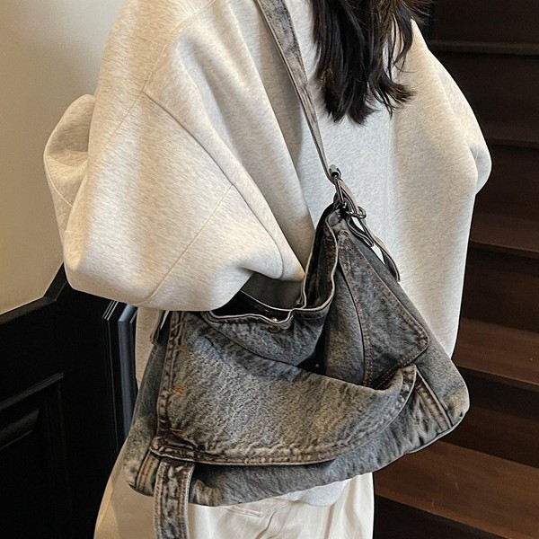 The new French niche denim bag for women in the summer of 2025, the crescent-shaped bag, is stylish and stylish. The single-shoulder bag and crossbody bag are trendy full figure
