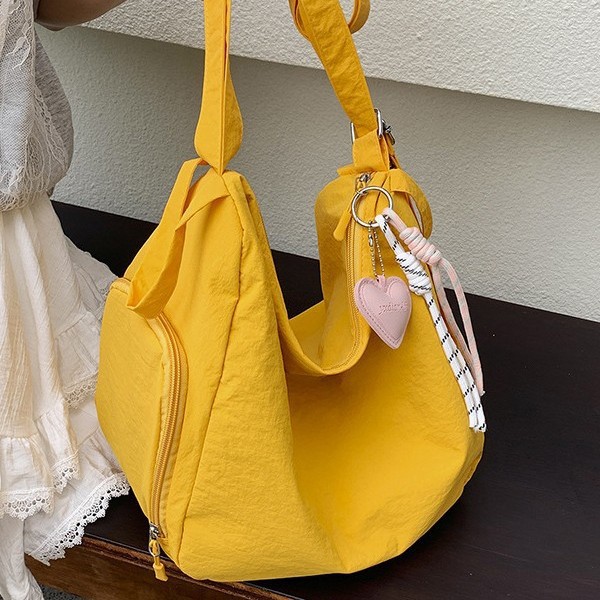 A large capacity, artistic and simple new Tote crossbody bag for Spring/Summer 2025, featuring a laid-back style for college students' casual classes full figure