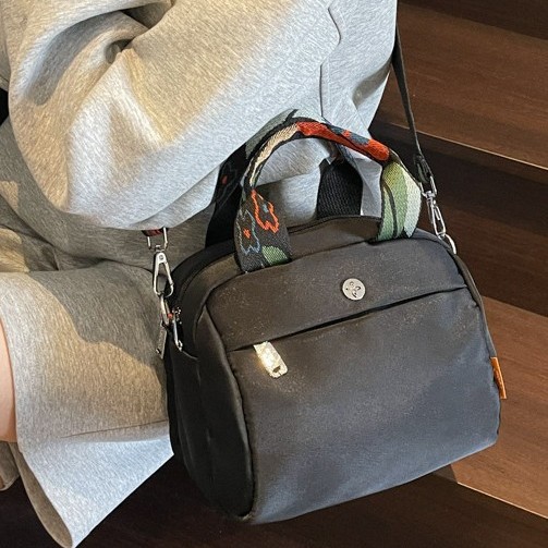 Fashionable, sweet, high-quality canvas bag, crossbody bag, solid color, thickened, sturdy and durable, small square commuting bag Application Scenario