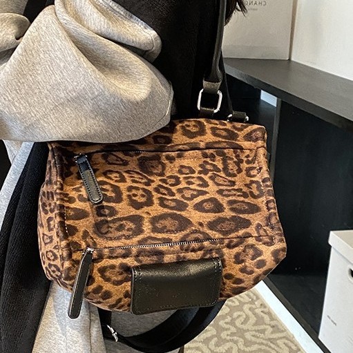 Retro single-shoulder underarm bag, crossbody fashionable box bag, large-capacity tote bag, new leopard print handbag details Picture