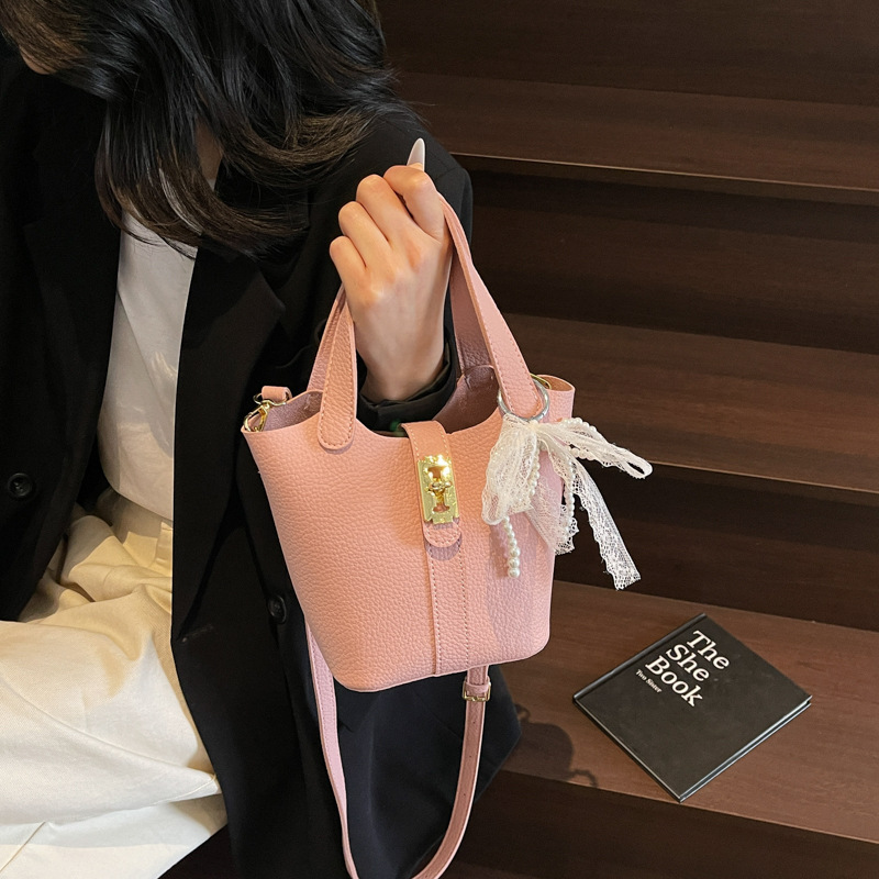 Cross-border lychee pattern fashionable and high-end hand-held bucket bag 2025 new style stylish, simple and versatile single-shoulder crossbody bag details Picture