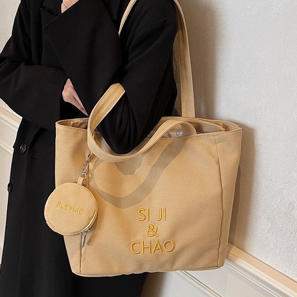 Large-capacity class single-shoulder commuting versatile bag, tutorial bag, hand-held canvas bag, student tutorial and work commuting bag Application Scenario