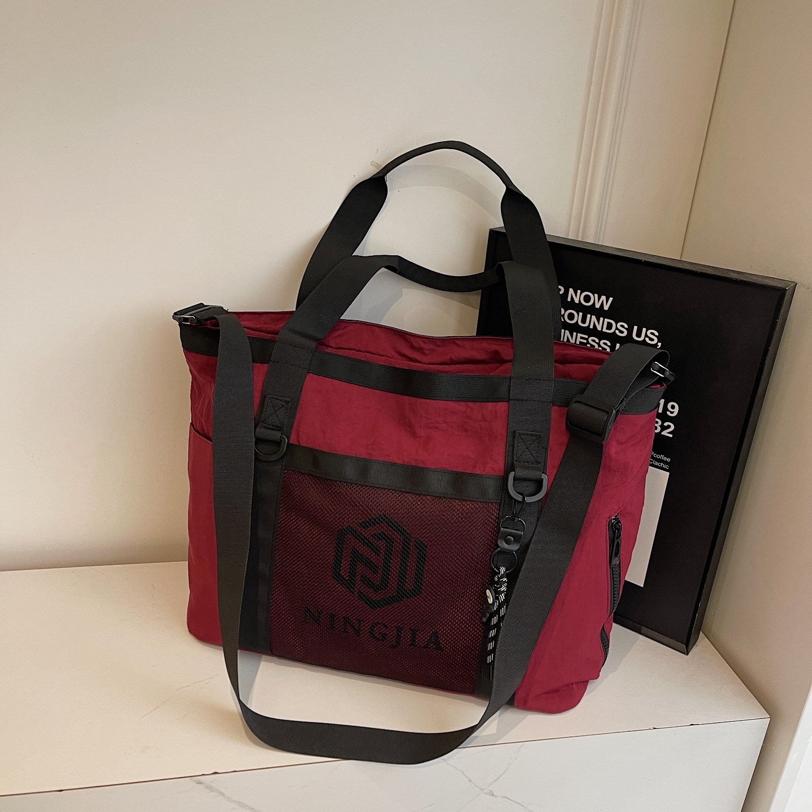 Trendy casual sports fitness bags for men and women, fashionable short-distance crossbody travel bags, lightweight hand-held yoga swimming bags details Picture