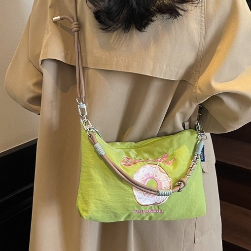 2025 New Japanese-style single-shoulder crossbody bag for women, large capacity, cute and lightweight, nylon fabric embroidered small bag, mobile phone case Specification drawing