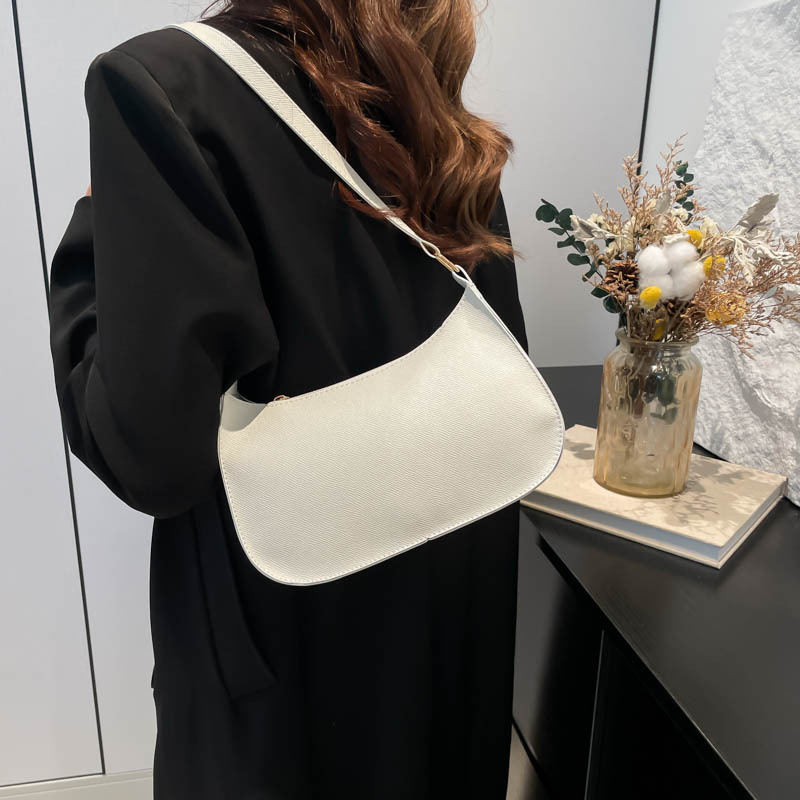The new autumn/winter 2024 collection features a stylish and elegant underarm bag with a retro and simple texture, and a cross-border trend details Picture
