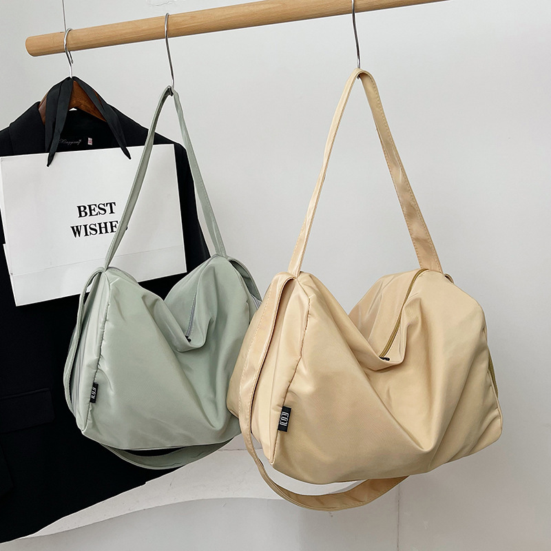Solid-color simple and casual fitness bag, large-capacity short trip single-shoulder crossbody bag, lightweight nylon hand-held travel bag details Picture