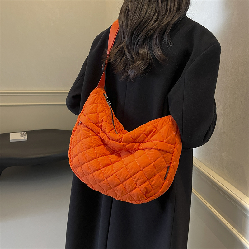 Cotton-padded jacket bag, women's large-capacity 2024 new autumn and winter casual single-shoulder crossbody fabric bag, diamond-patterned commuter tote bag details Picture