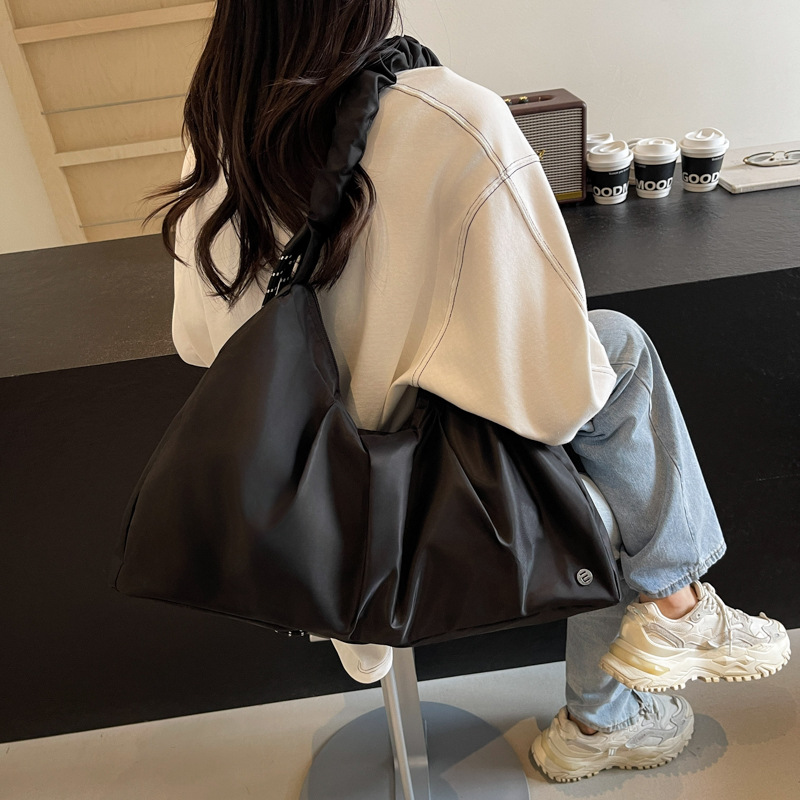 Pleated large-capacity tote bag for women, 2025 new Korean style trendy and fashionable single-shoulder bag, casual and sporty handbag for going out Specification drawing