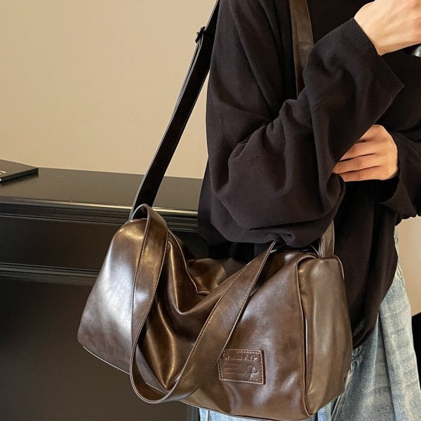 This year's new fashion women's bag is a large-capacity, casual and stylish bag with an ins waterproof single-shoulder crossbody Application Scenario