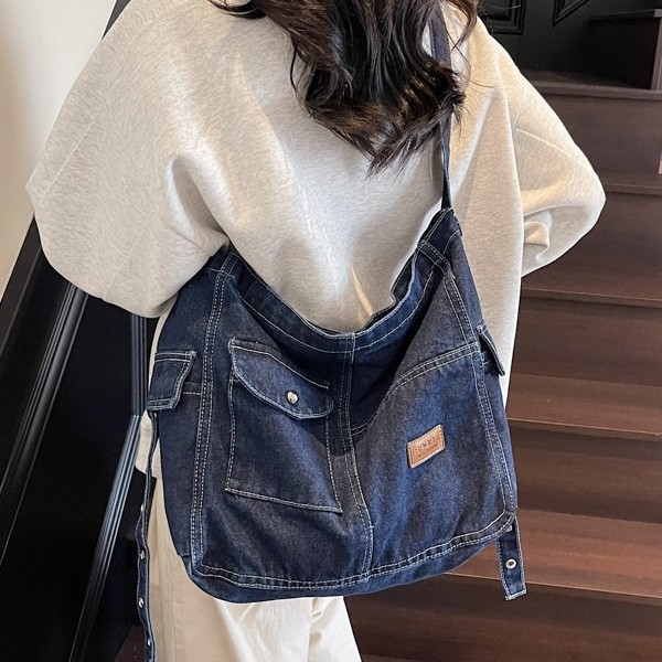 Retro and fashionable large-capacity denim tote bag 2025 Spring trend single-shoulder bag for commuting to work, underarm bag for women Application Scenario