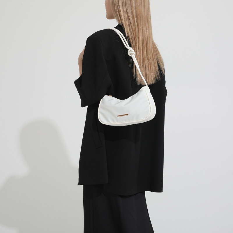 This is a new 2024 high-quality, niche design single-shoulder bag for women, a lightweight nylon fabric bag for the autumn baguette under the armpits Specification drawing