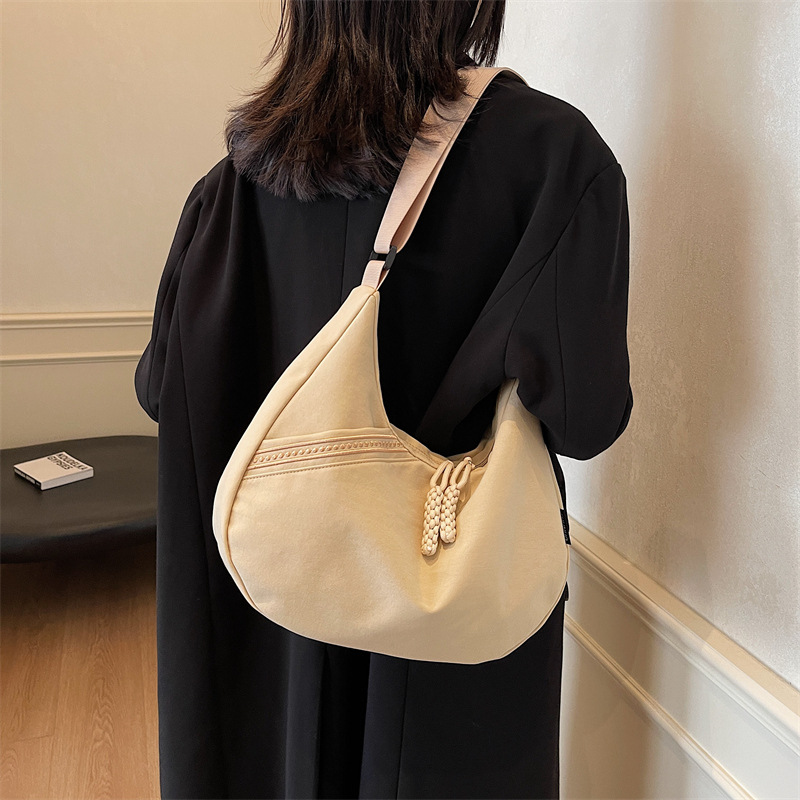 Casual bag for ladies 2024 Autumn/Winter new solid color versatile shoulder bag, large capacity crossbody bag, commuting dumpling bag full figure