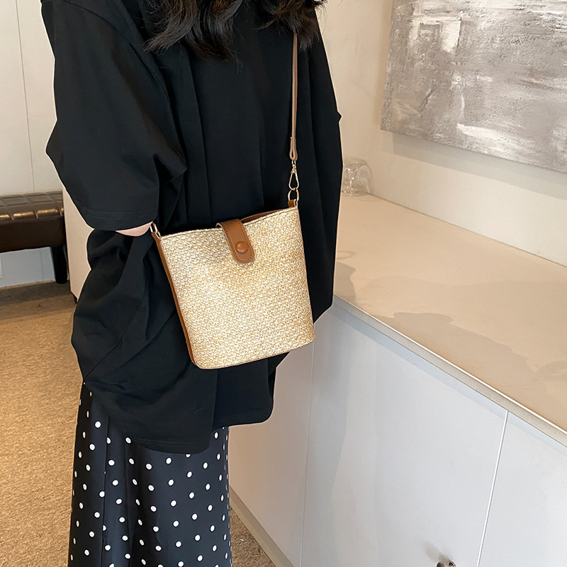 New color-blocking and patchwork fashionable crossbody bag for women 2024, large capacity, unique, stylish and simple single-shoulder bucket bag details Picture